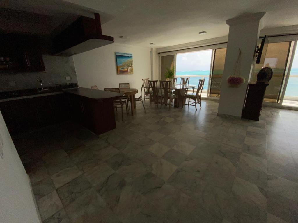 Apartamentos con playa privada y vista al mar