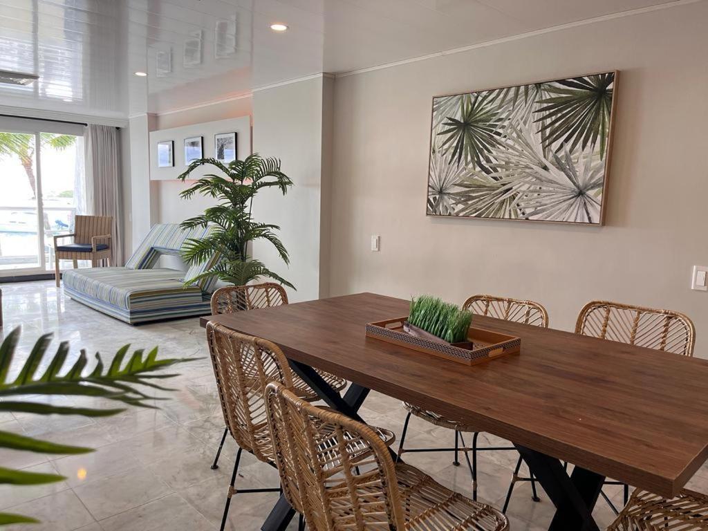 Apartamentos con playa privada y vista al mar