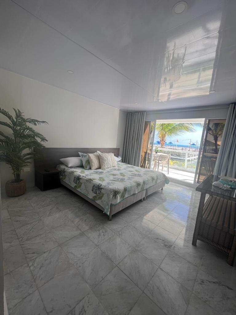 Apartamentos con playa privada y vista al mar