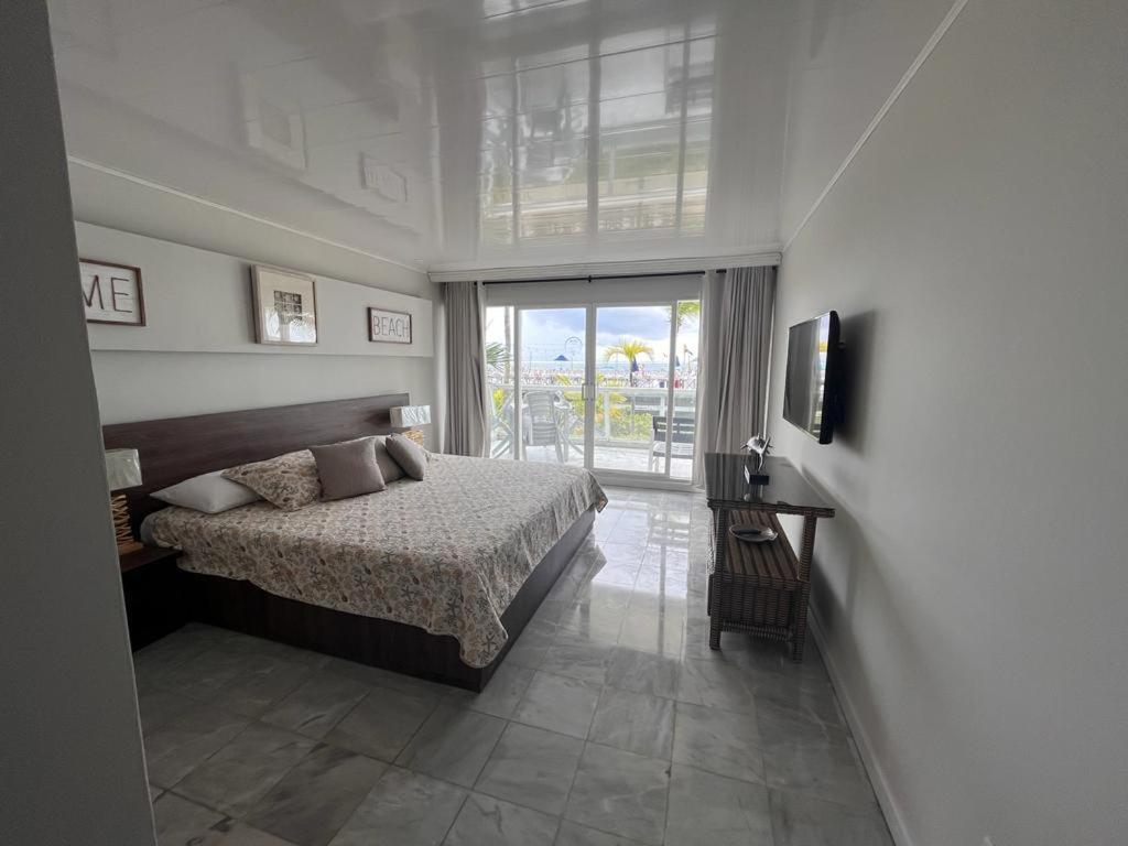 Apartamentos con playa privada y vista al mar