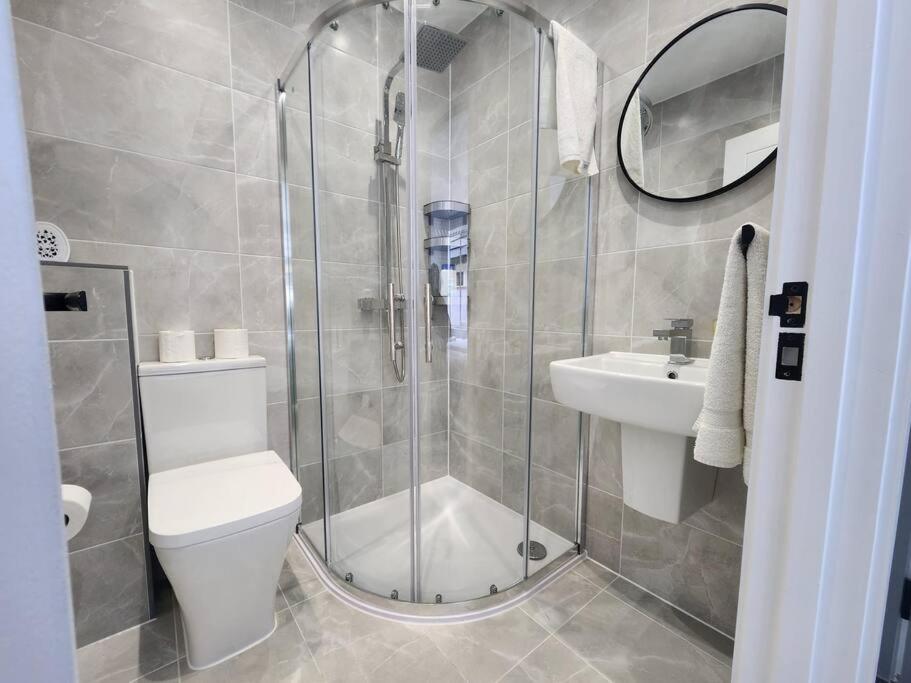 Paradigm Court, Brand new 2-Bedroom Flat4, Oxford view 3