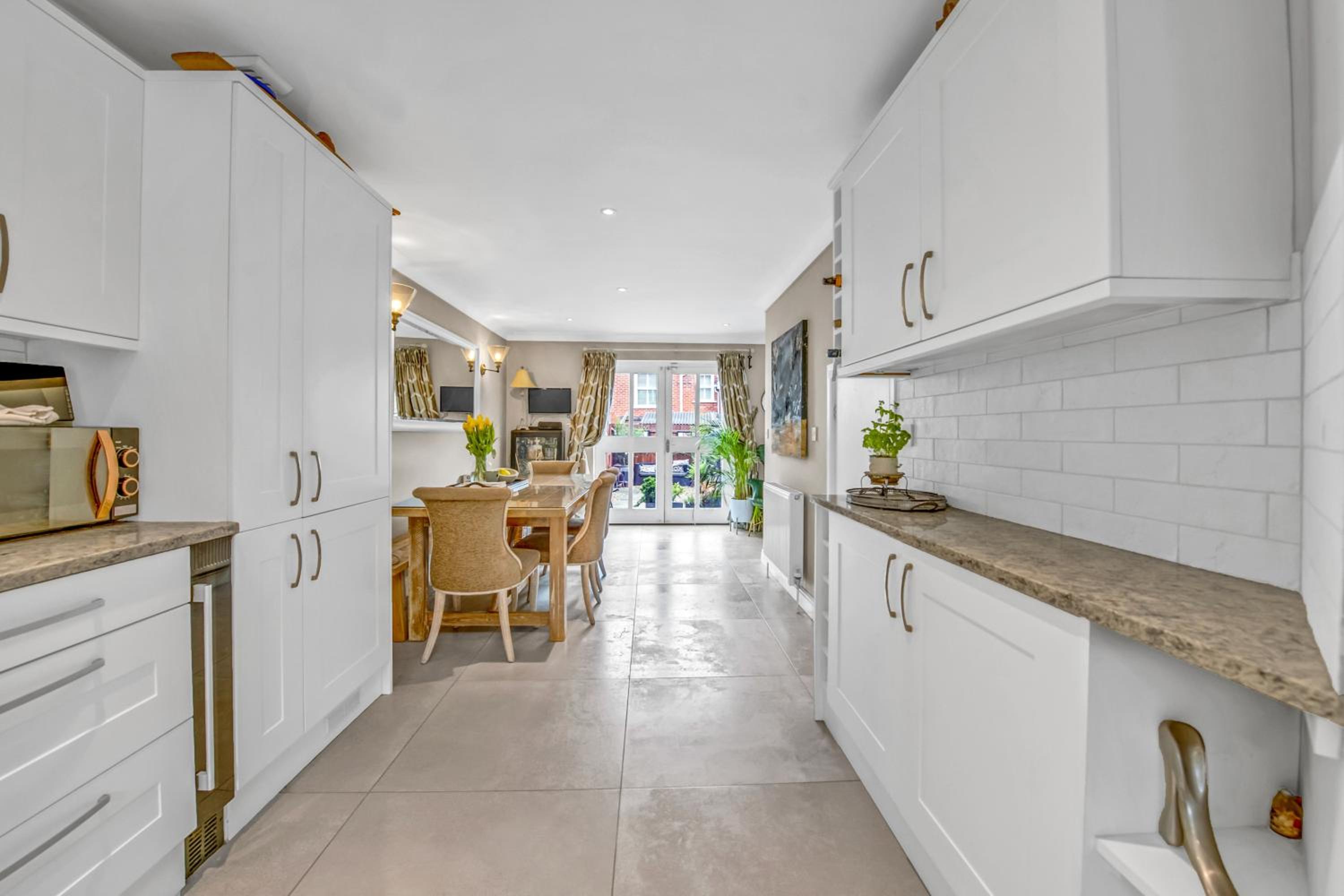 Stylish 3 bedroom townhouse for 5 guests, set in the medieval grid with off street parking