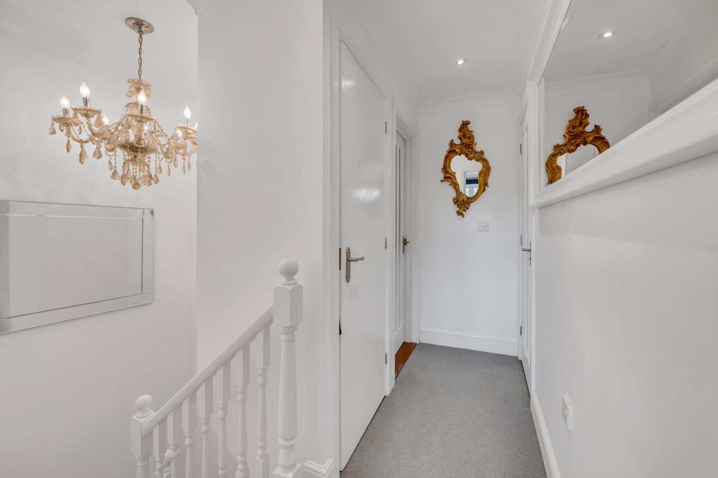 Stylish 3 bedroom townhouse for 5 guests, set in the medieval grid with off street parking
