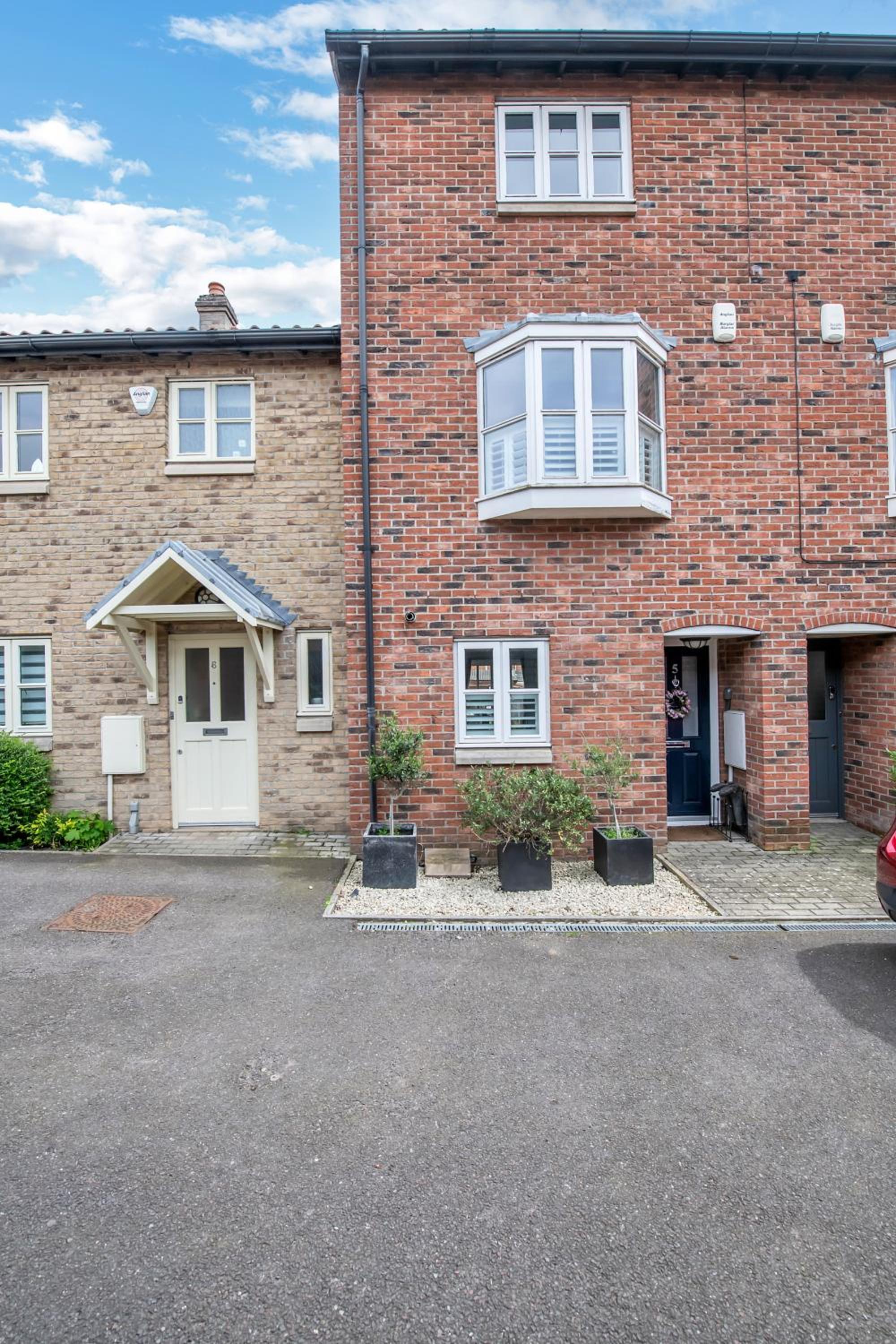Stylish 3 bedroom townhouse for 5 guests, set in the medieval grid with off street parking