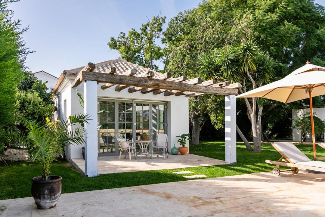 ONLY FAMILIES Villa and Guest House with Private Pool