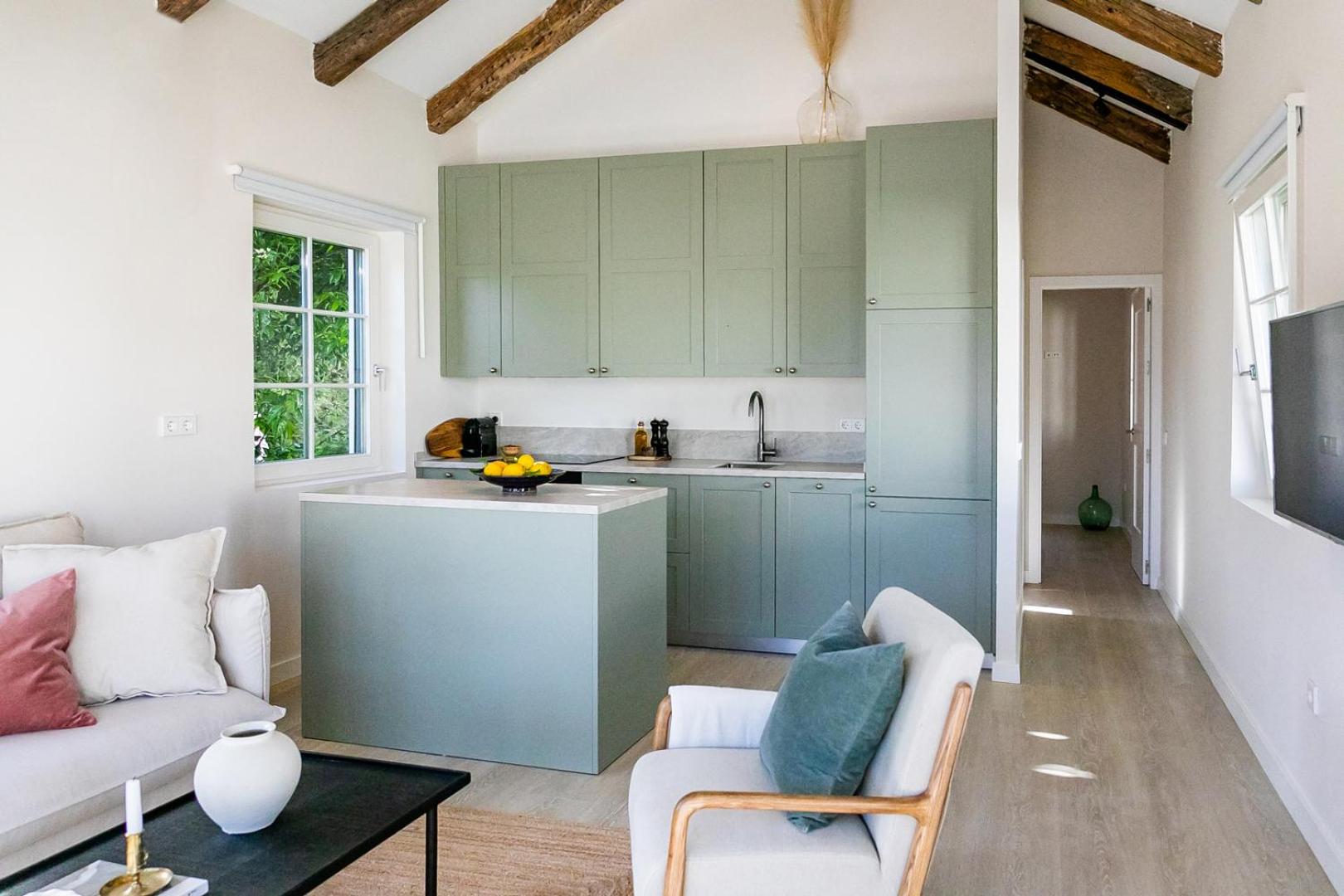 ONLY FAMILIES Villa and Guest House with Private Pool