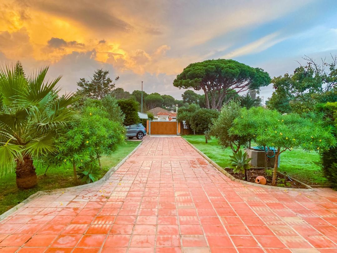 ONLY FAMILIES Villa and Guest House with Private Pool