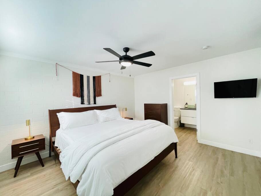 Walkable OTS, Heated Poolside Mid Century Condo - Property Image 6