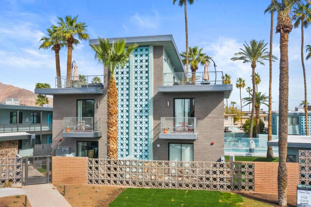 Large Studio Rooftop & Poolside - Walk to Old Town view 3