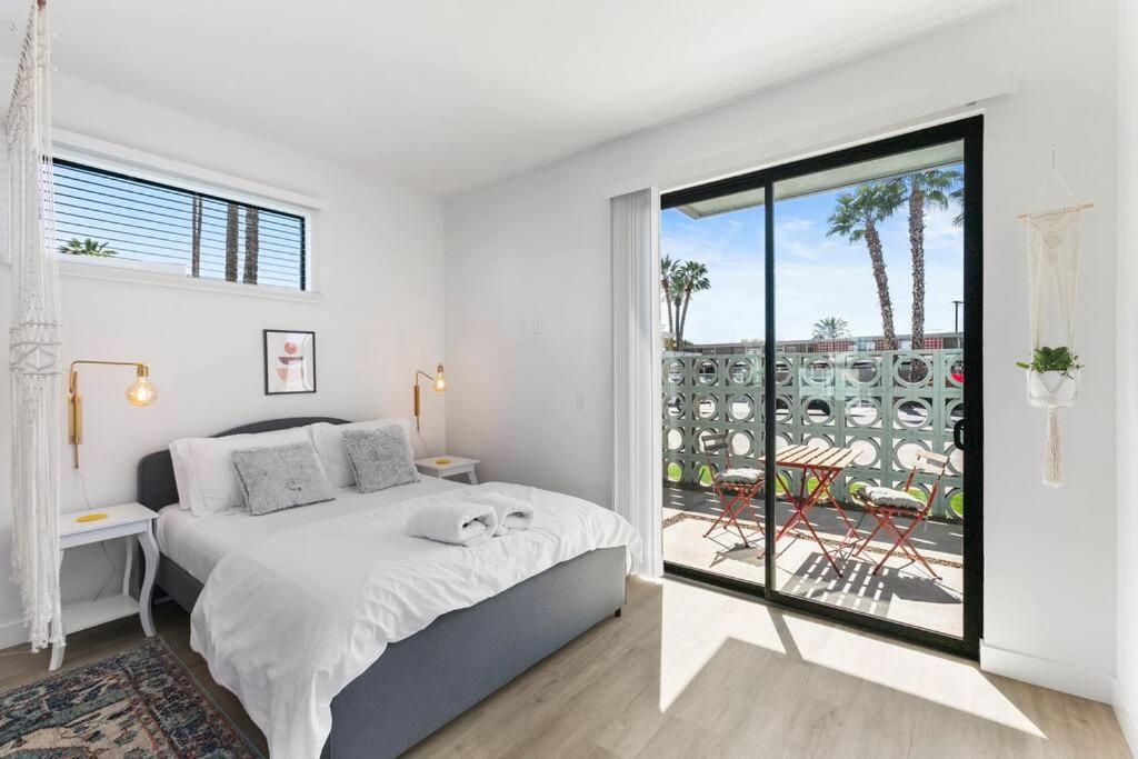 Large Studio Rooftop & Poolside - Walk to Old Town view 4
