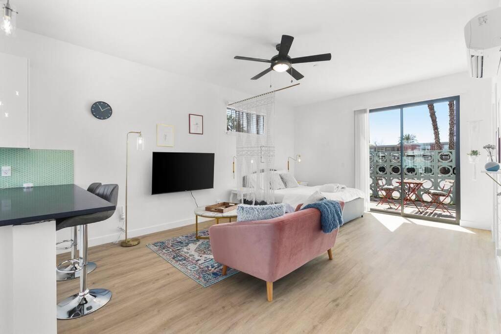 Large Studio Rooftop & Poolside - Walk to Old Town view 5