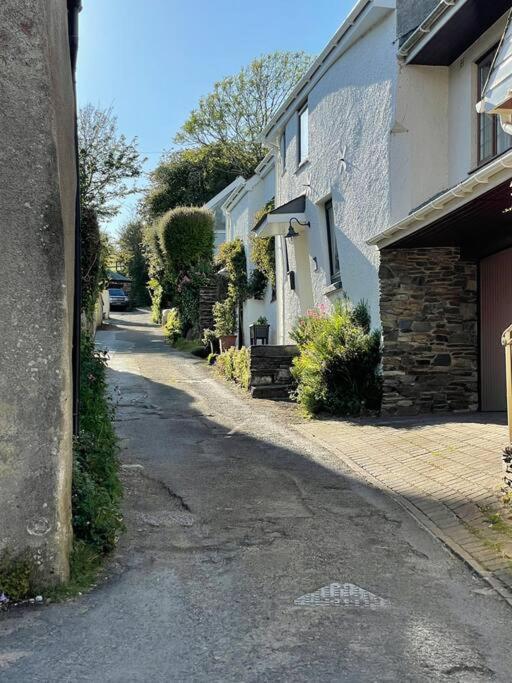 Court Cottage - cosy traditional cottage near lovely beaches view 2