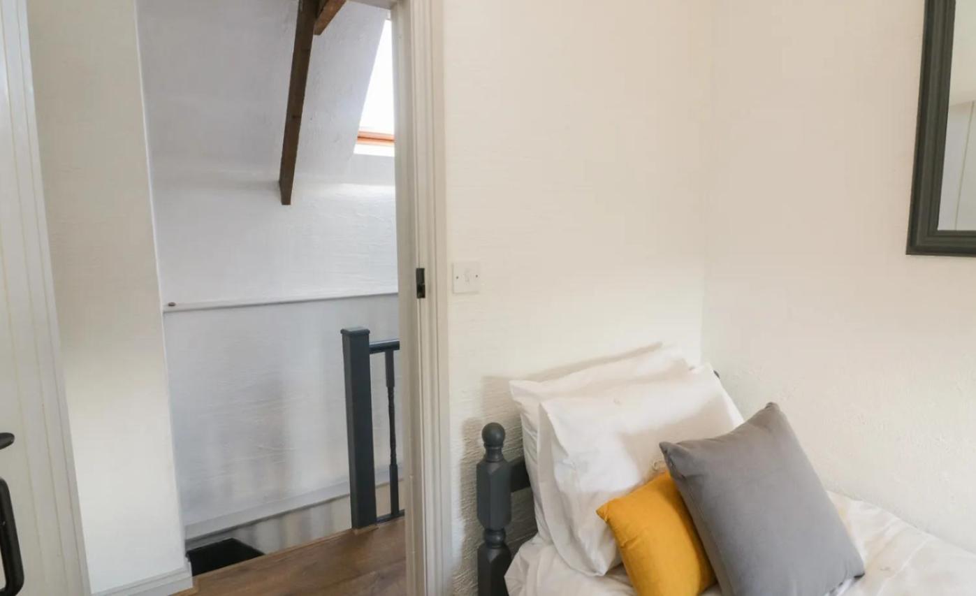 Court Cottage - cosy traditional cottage near lovely beaches view 5