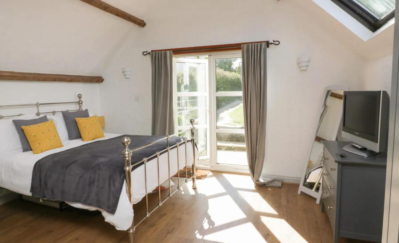 Court Cottage - cosy traditional cottage near lovely beaches view 3