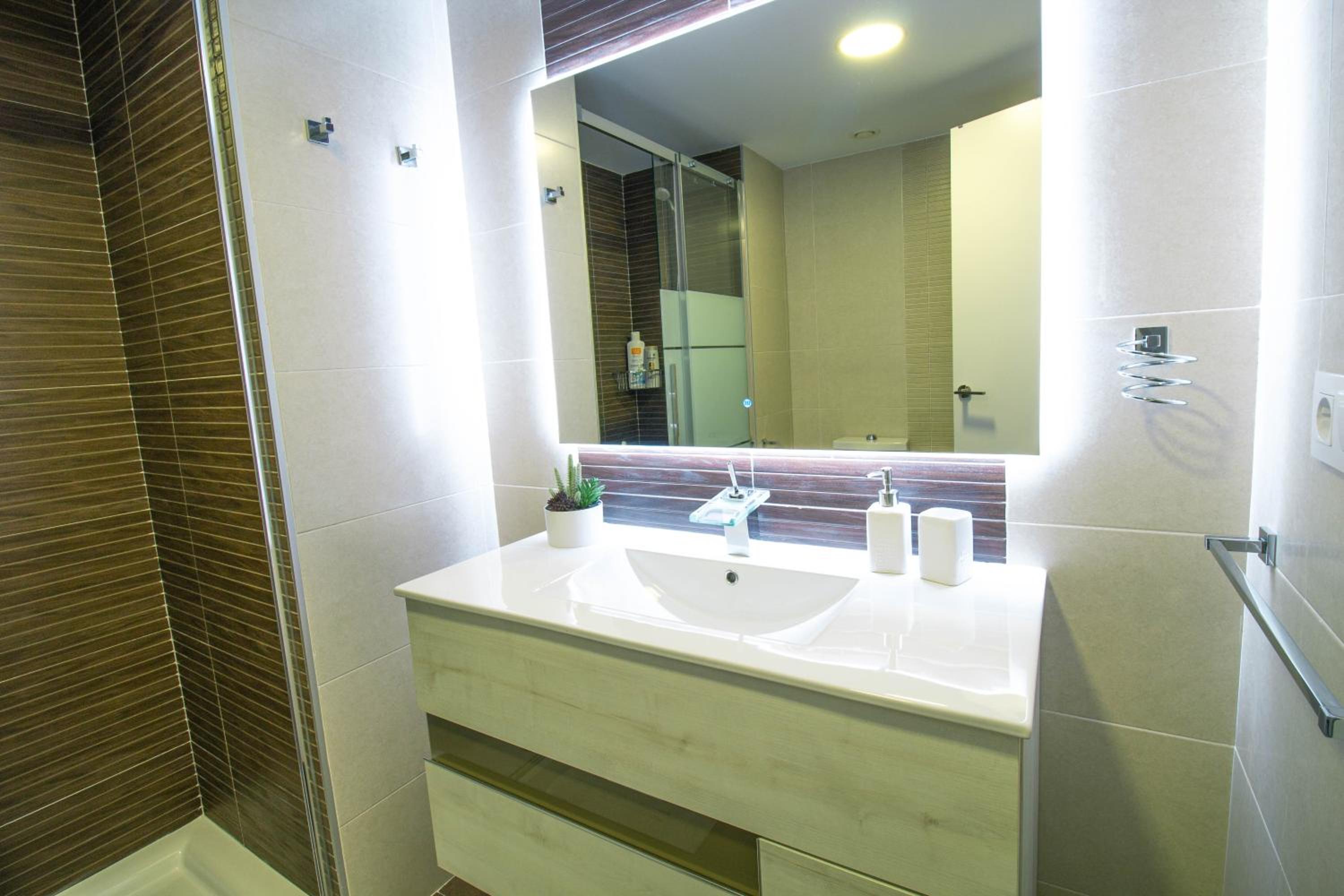 RentitSpain - Salobreña - Apartamento Oasis con Gym y Balcón