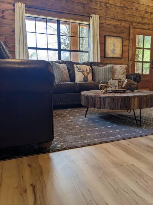 Lofted Pines Fun Family Friendly Cabin