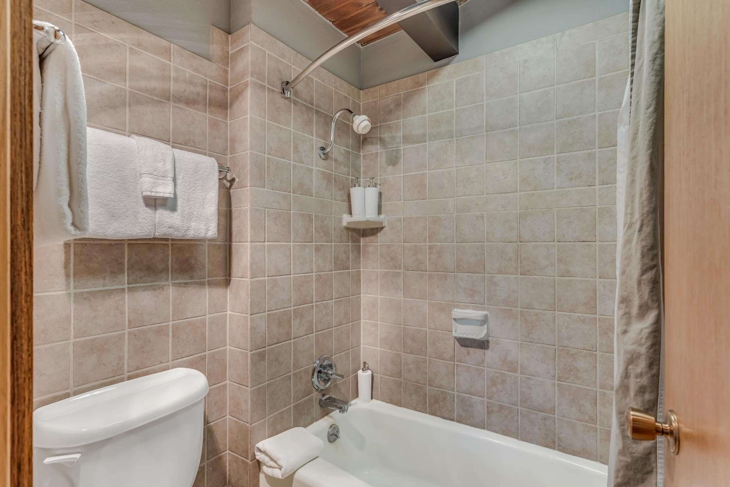 Laurelwood Condominiums 115 - Property Image 13
