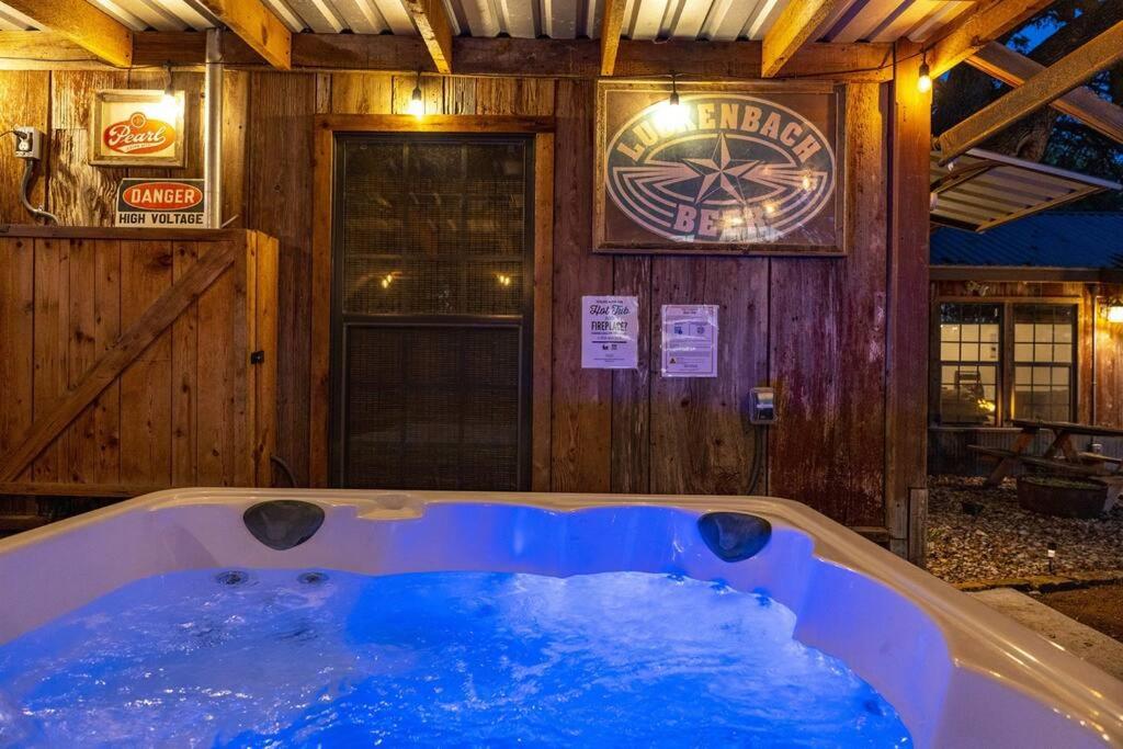 Hotel Pet Friendly! Hot Tub, 2mins from Main, Fire Pit - Image 1