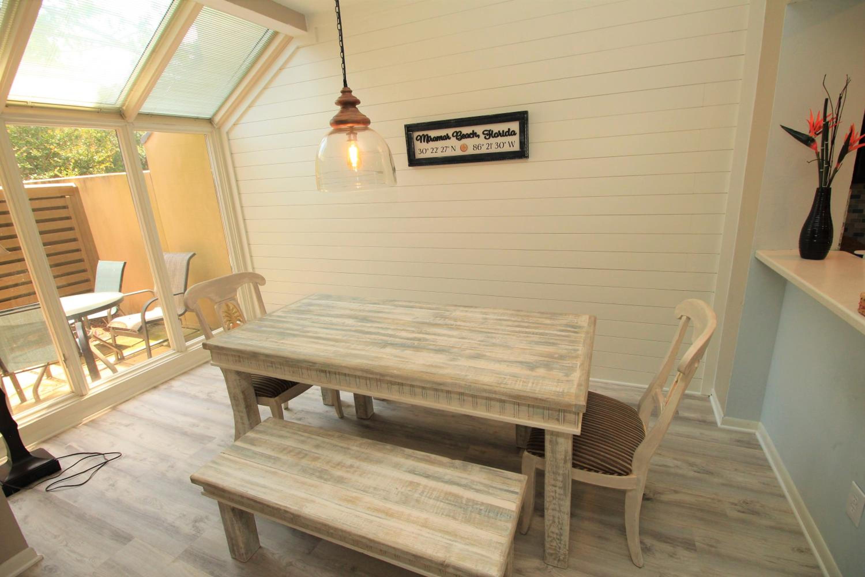 Charming 2 Bed 2 Bath Villa Overlooking Horseshoe Lake. Sandestin.
