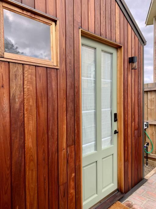 Stylish Geelong Cabin - Your home away from home