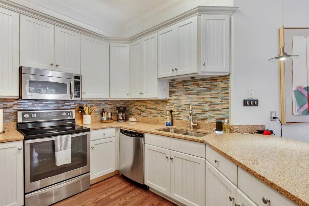 Starland Town House, Walk to the Park view 4