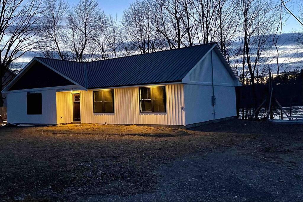 Riverside Getaway with HotTub 3br 2 bth view 2