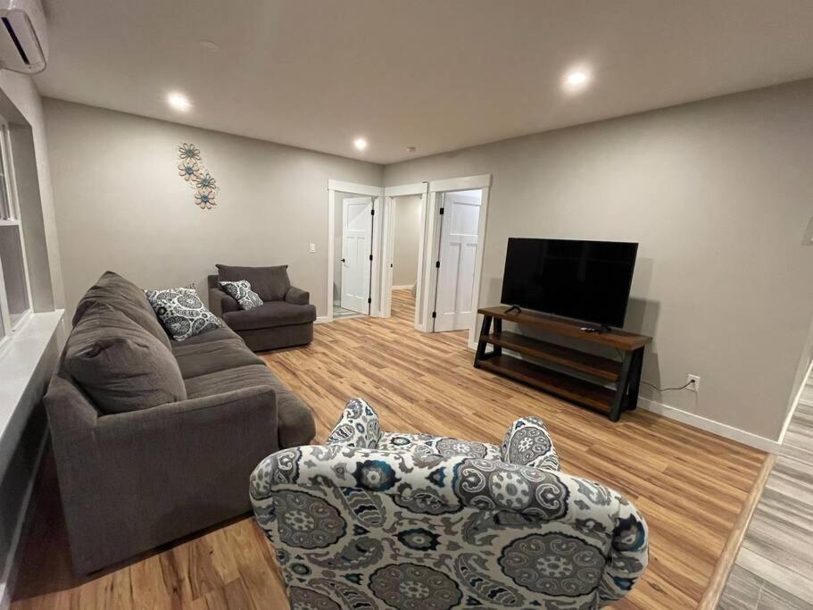 Riverside Getaway with HotTub 3br 2 bth view 3