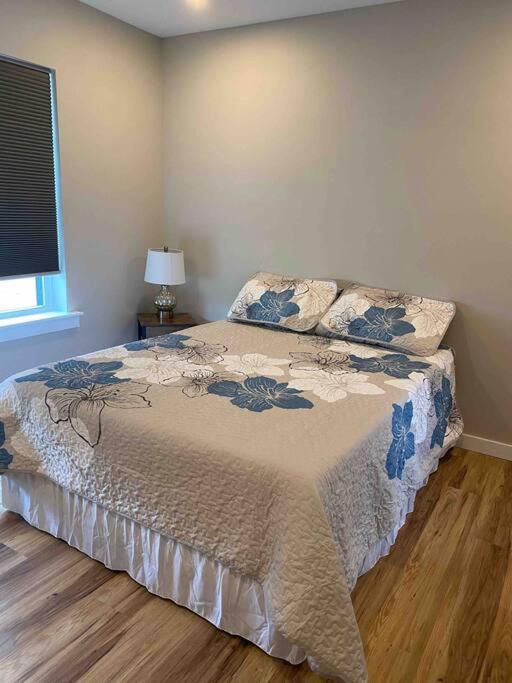 Riverside Getaway with HotTub 3br 2 bth view 5
