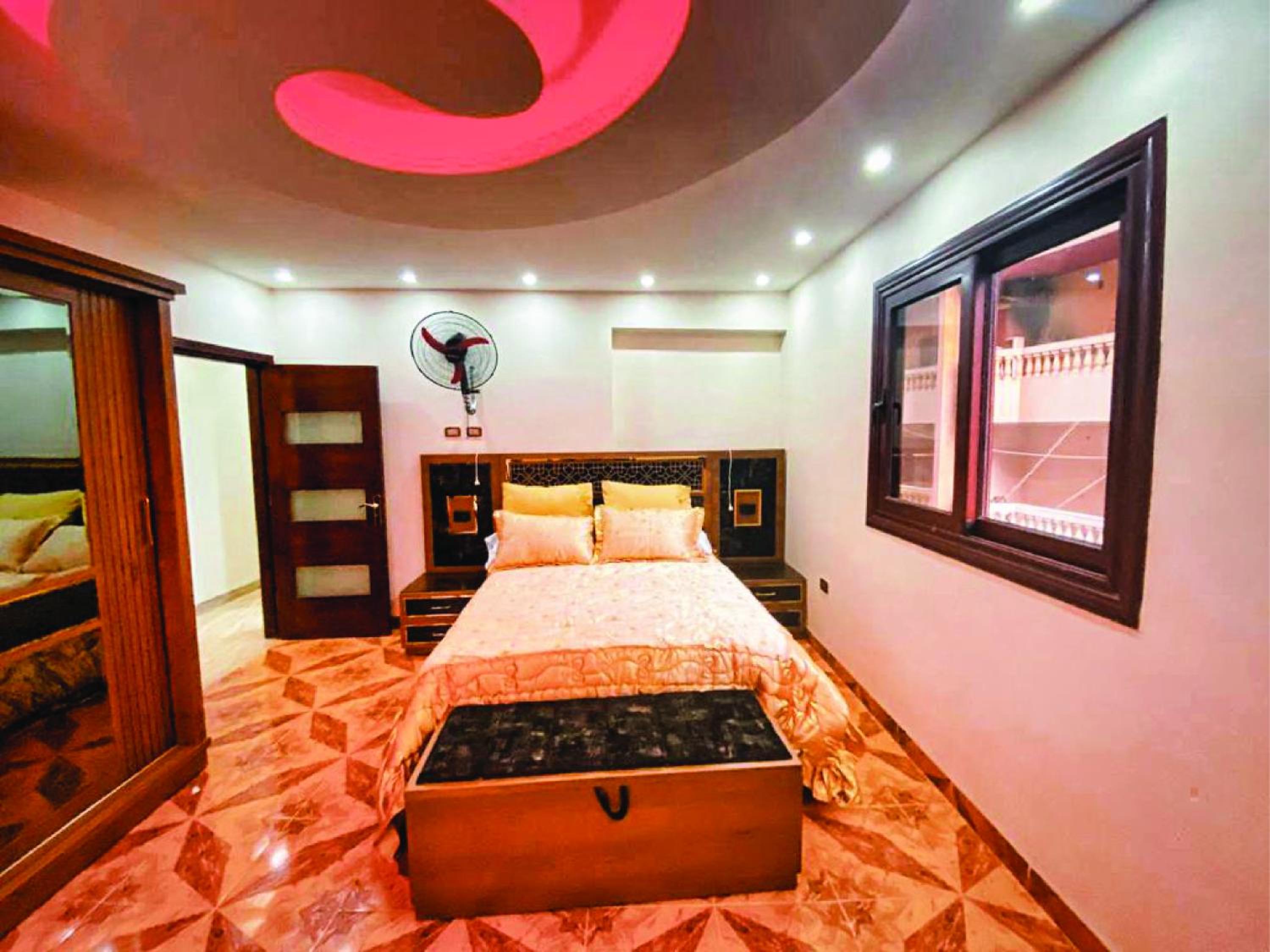 Pyramids Cleopatra Luxurious