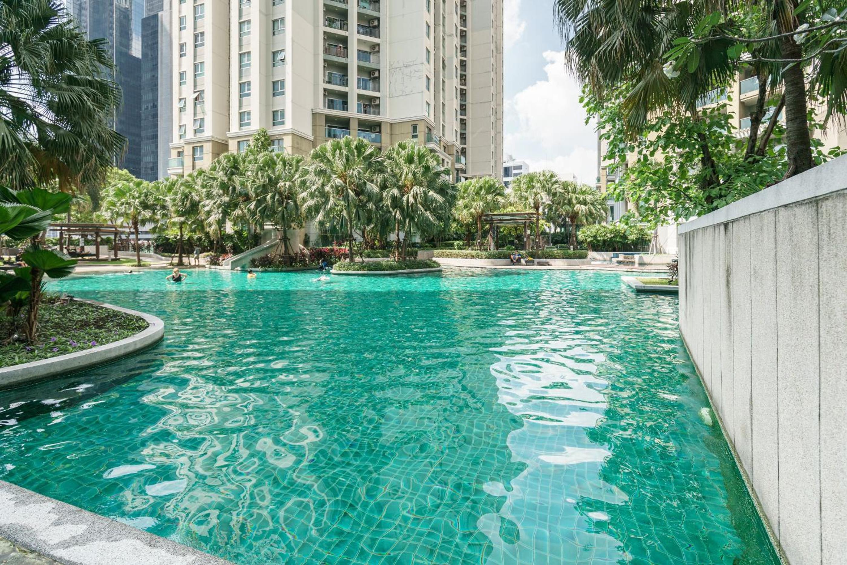 Internet celebrity train night market swimming pool free WiFi mrt 100m