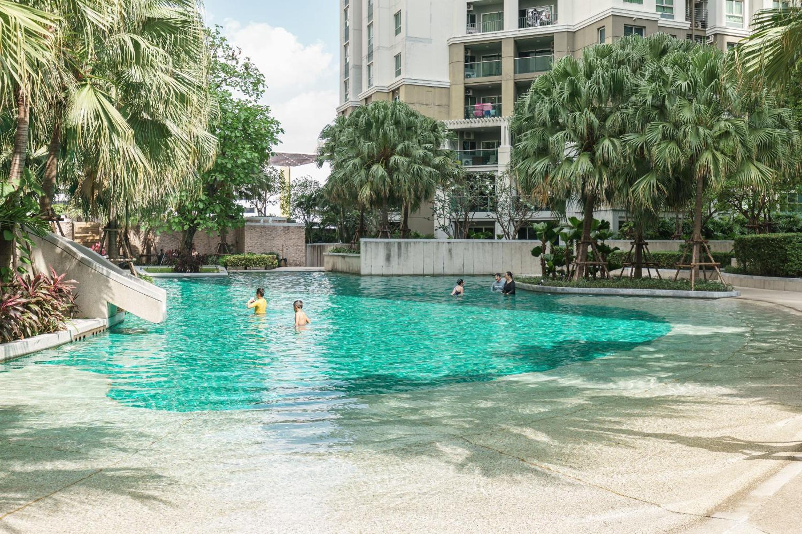 Internet celebrity train night market swimming pool free WiFi mrt 100m