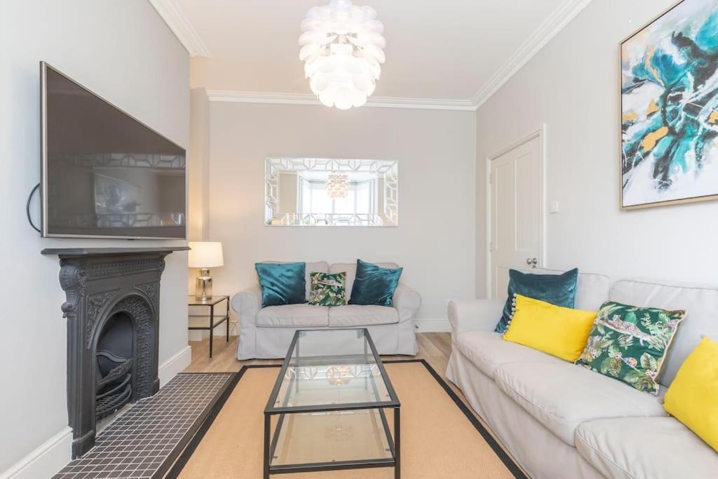 Stunning 5 Bed Regency Home view 2
