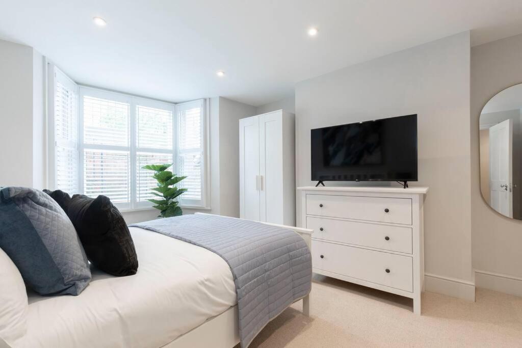 Stunning 5 Bed Regency Home view 3