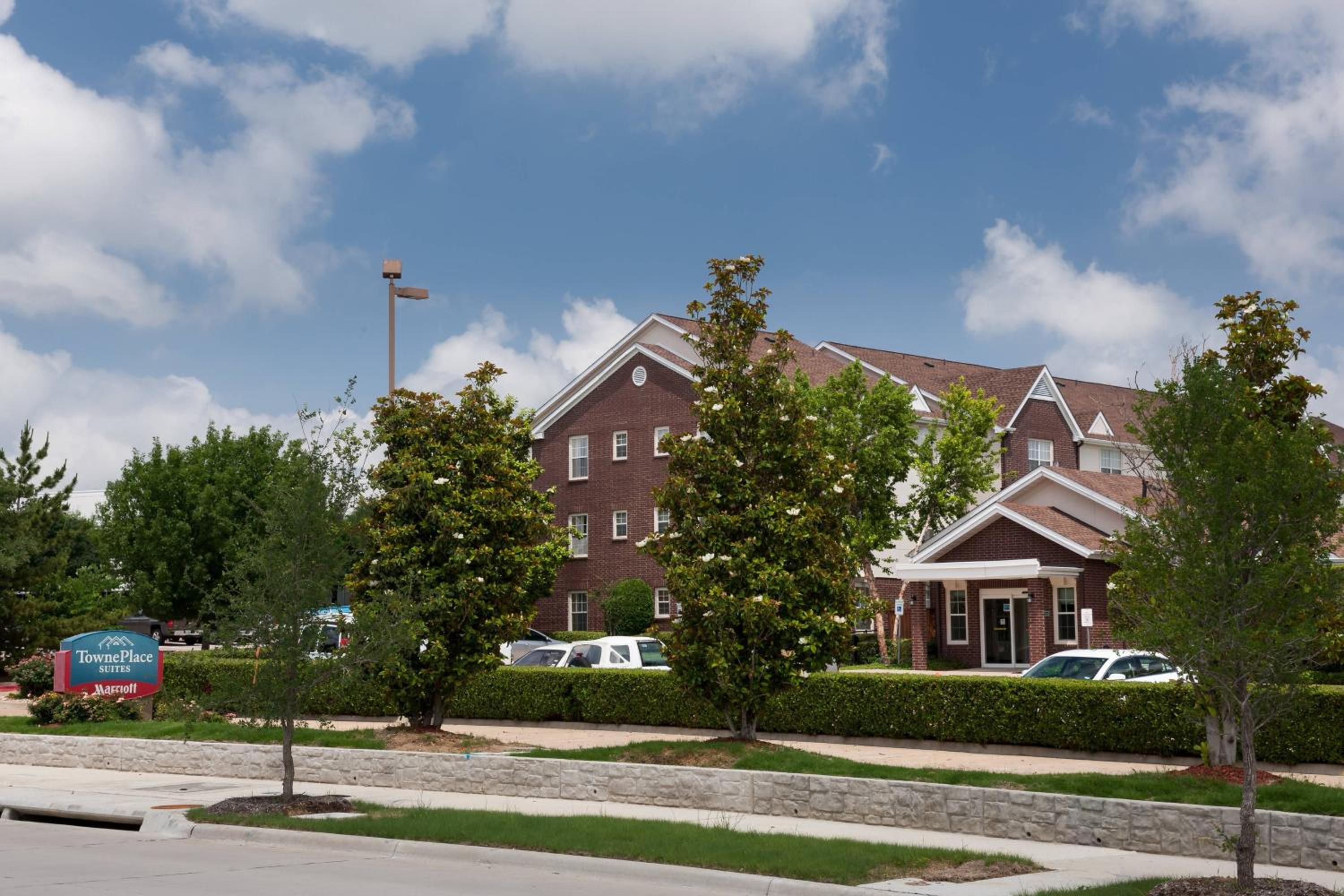 Hotel TownePlace Suites Dallas Arlington North - Image 1