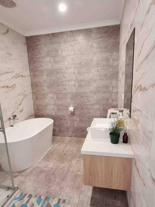 Stylish 4Bed3Bath House in GlenWaverley TF2GW21