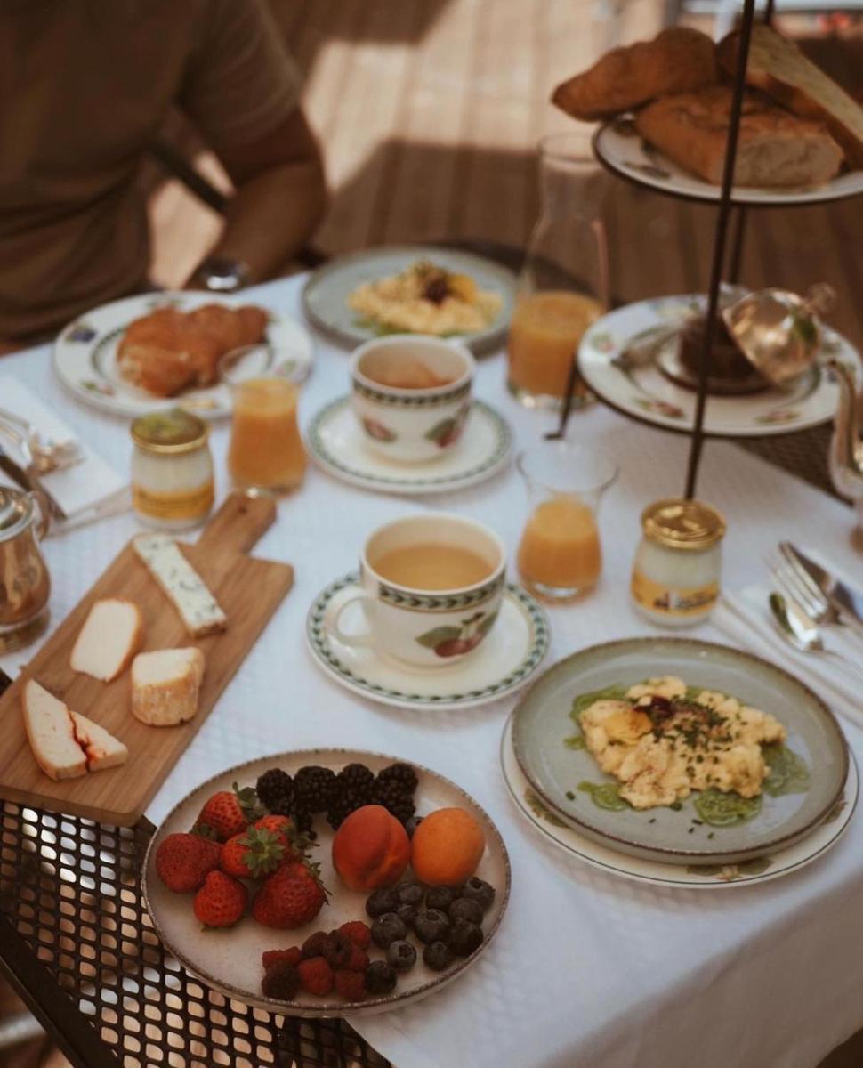 breakfast buffet