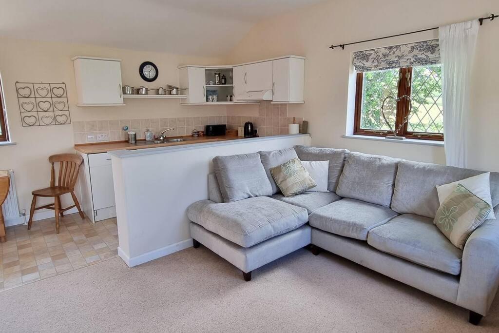 Lovely Little Garden Cottage, Tamar Valley, Cornwall