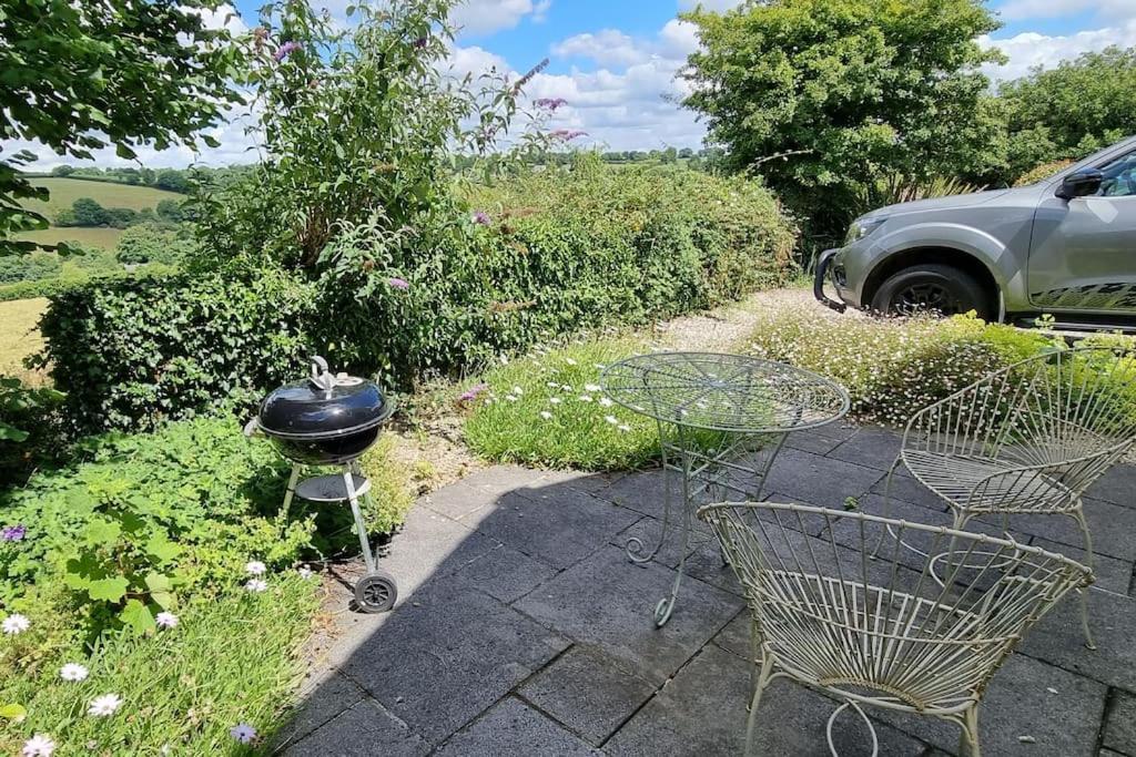 Lovely Little Garden Cottage, Tamar Valley, Cornwall