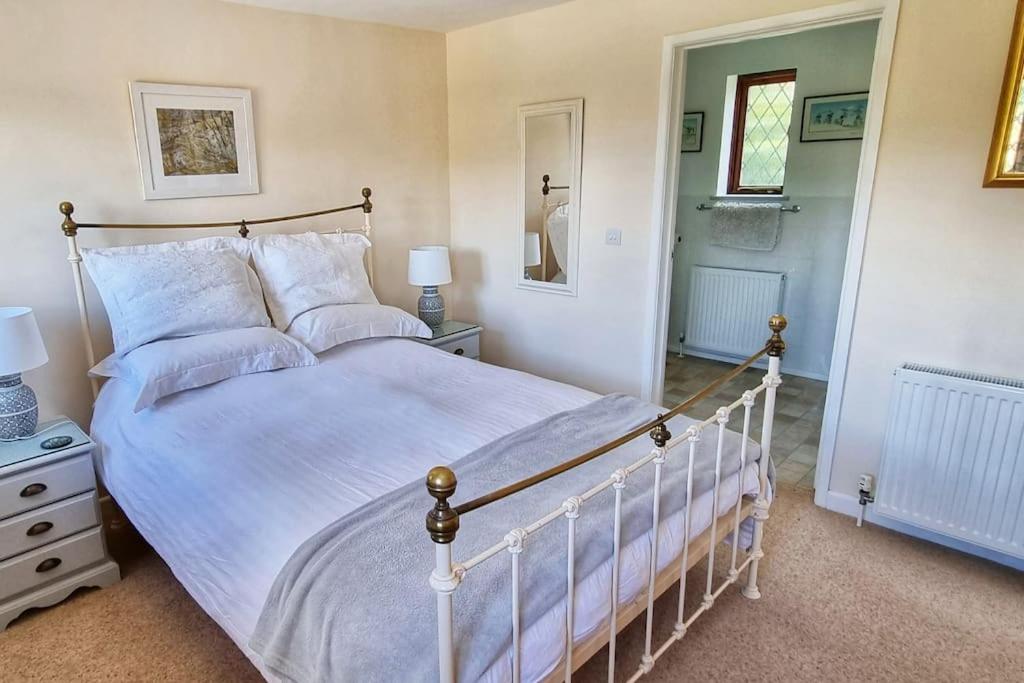Lovely Little Garden Cottage, Tamar Valley, Cornwall