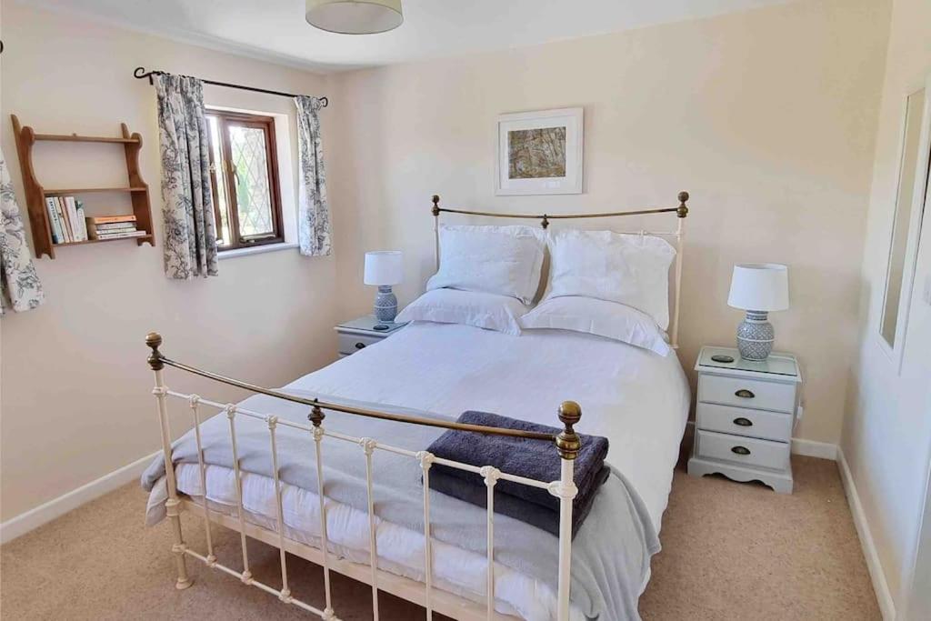 Lovely Little Garden Cottage, Tamar Valley, Cornwall
