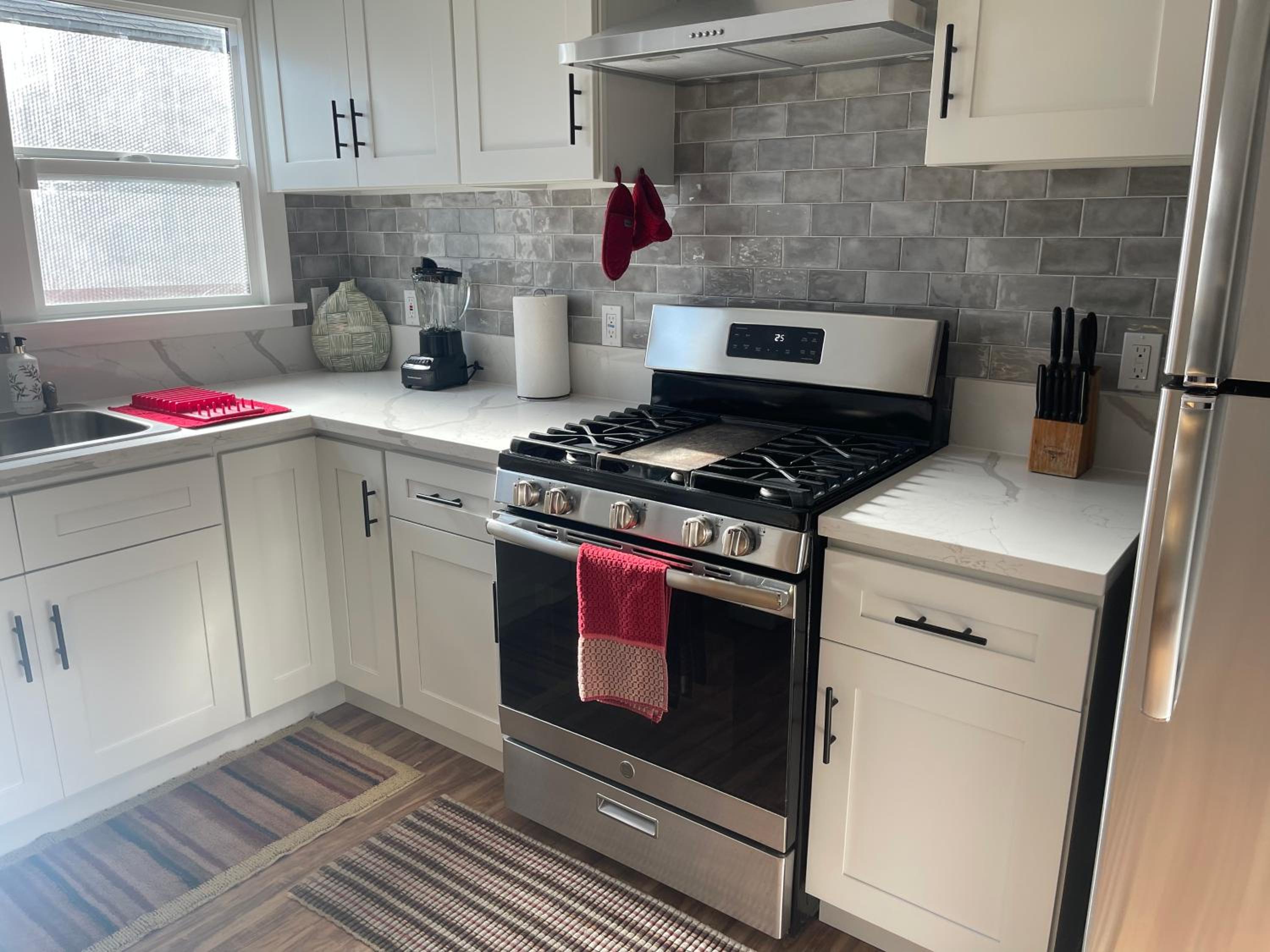 2bed 1bath close to downtown LB, LA and OC. view 4