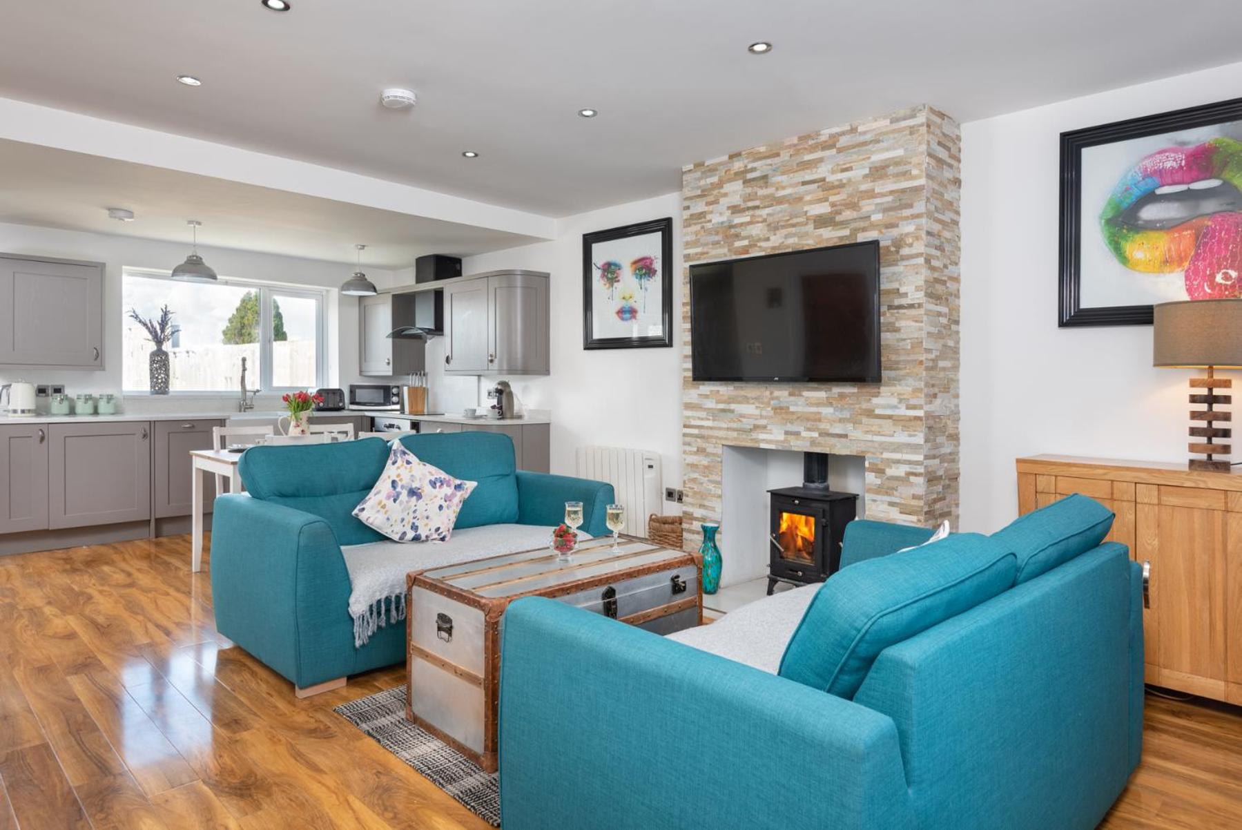 Cottage - Sleeps 3 hot tub & pet friendly view 4