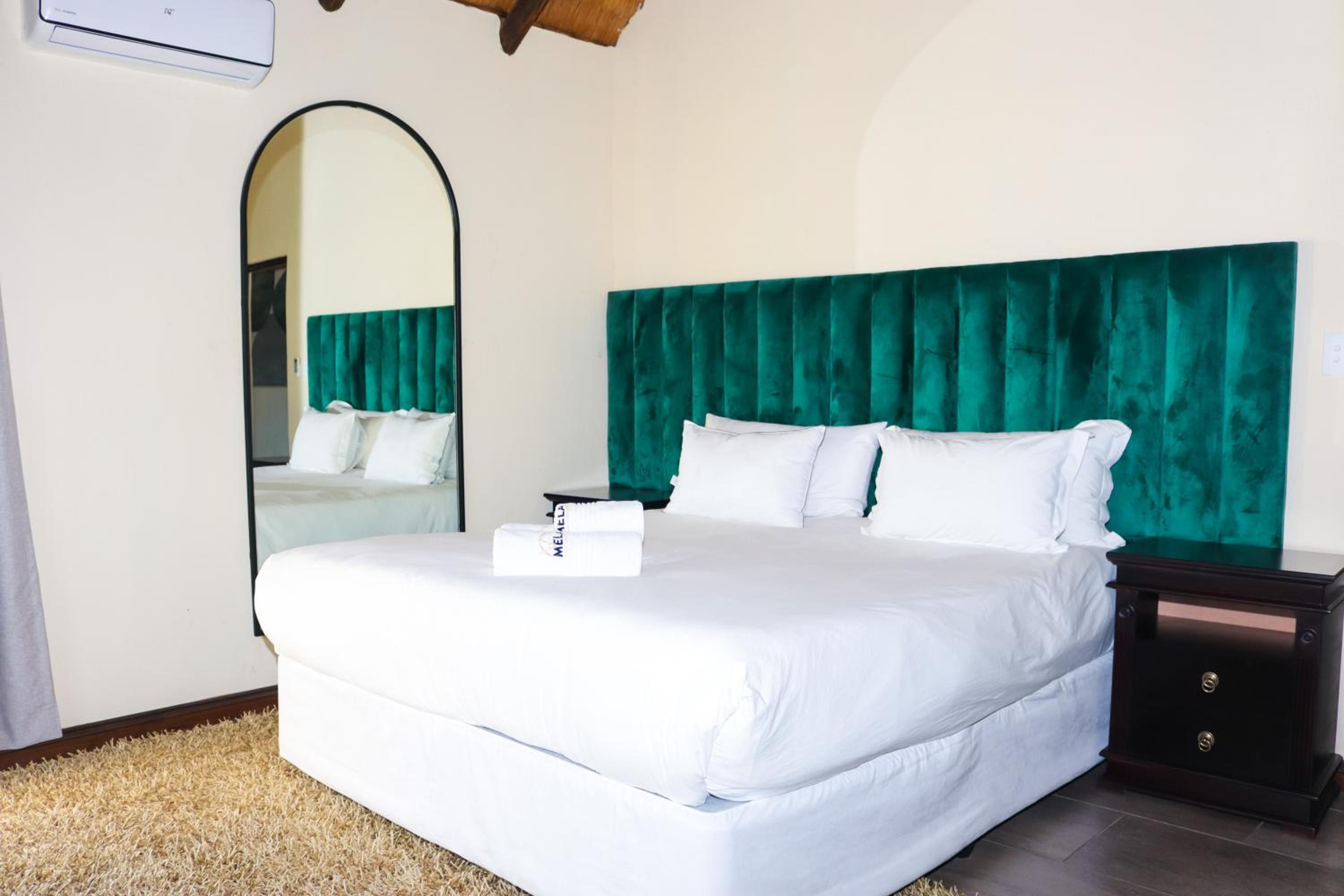 Mela Luxury Game Lodge