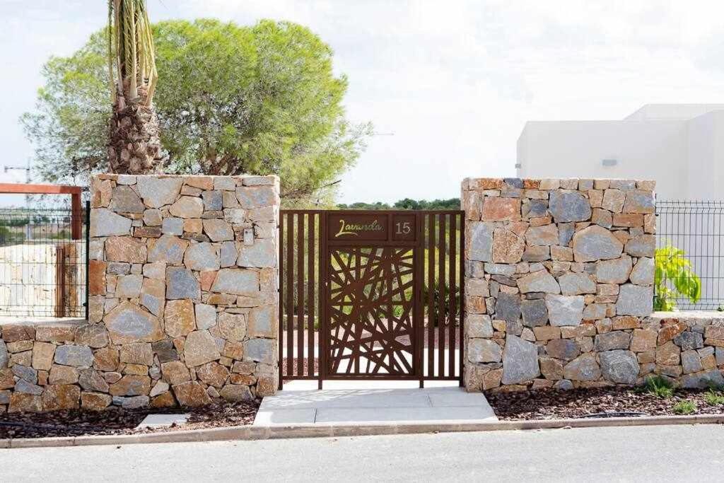 Preciosa villa con piscina climatizda, las Colinas view 3