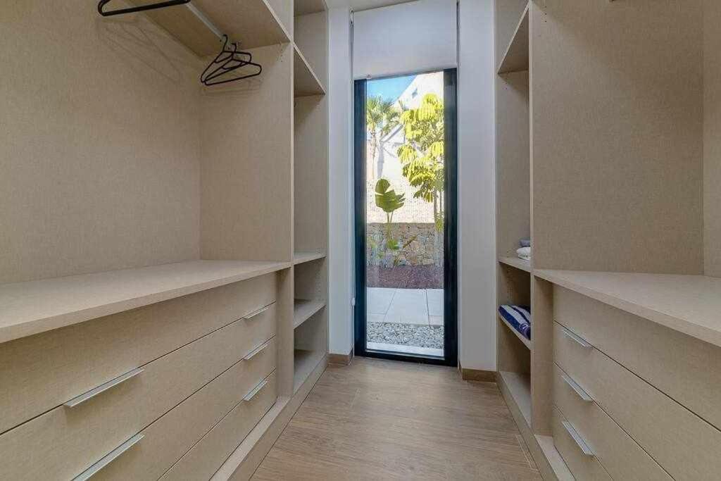 Preciosa villa con piscina climatizda, las Colinas view 5