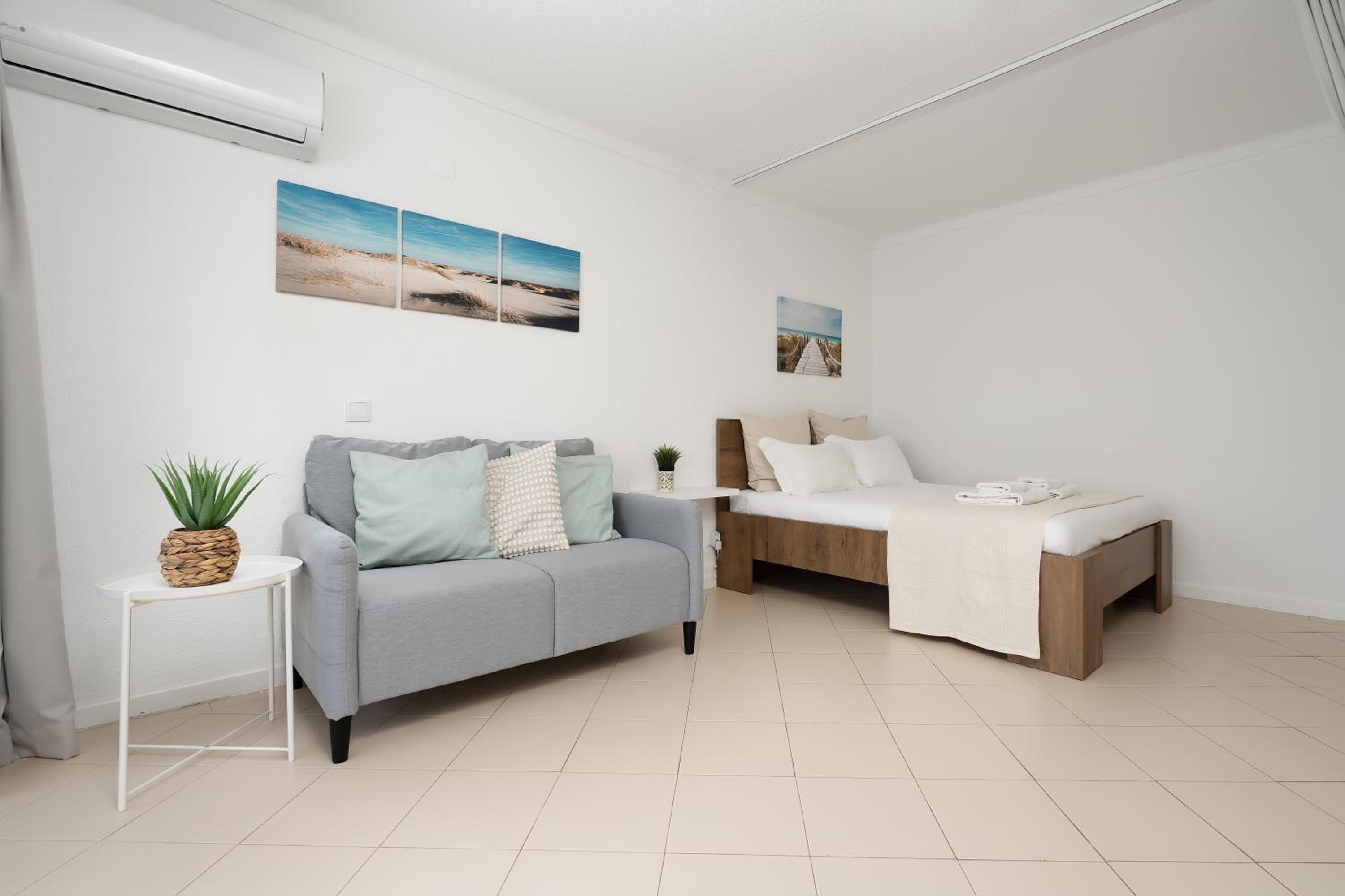 Sunny Studio W/ Balcony in Portimão by LovelyStay view 4