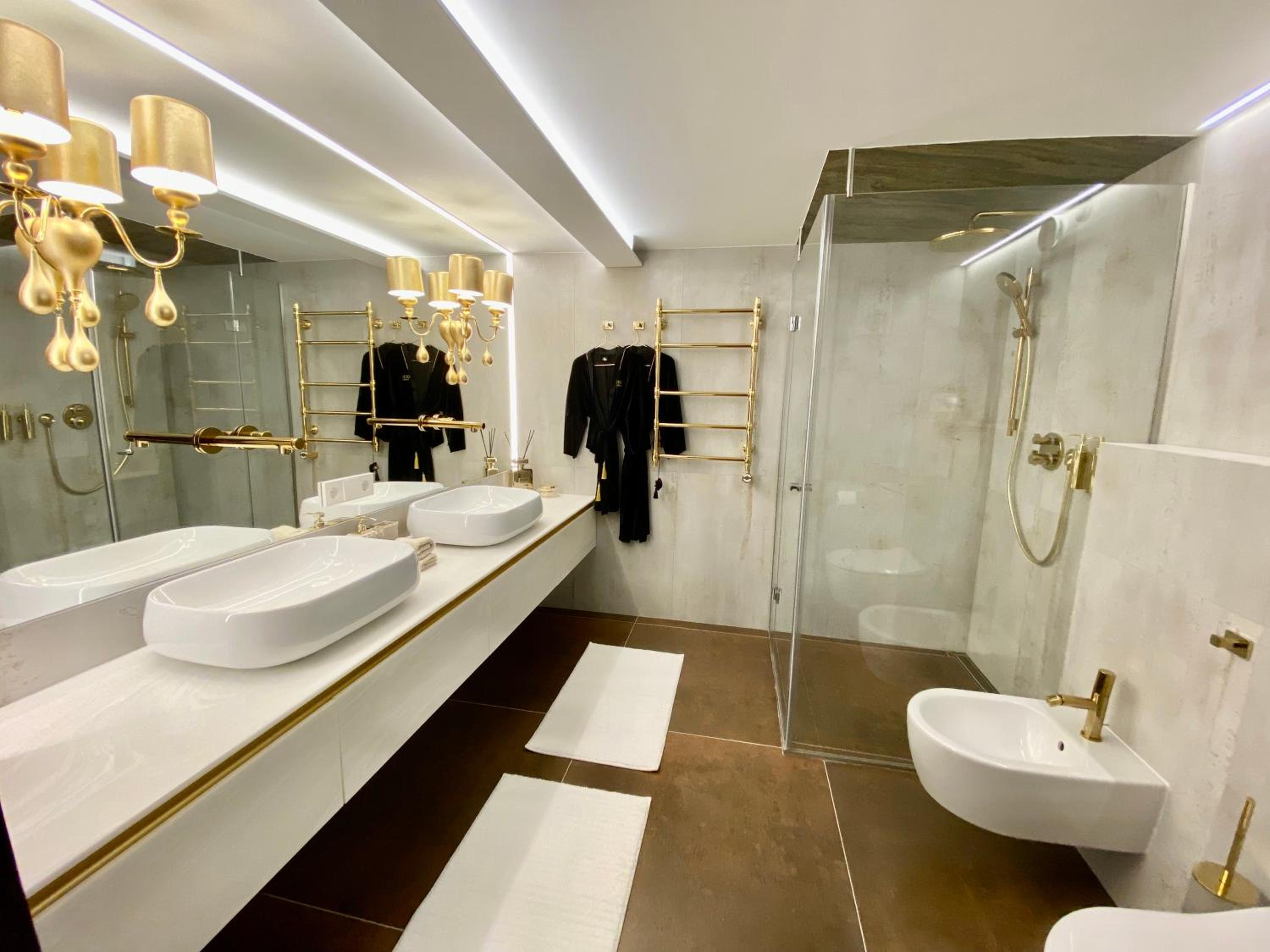 Luxury Queen V apartment with Jacuzzi view 5