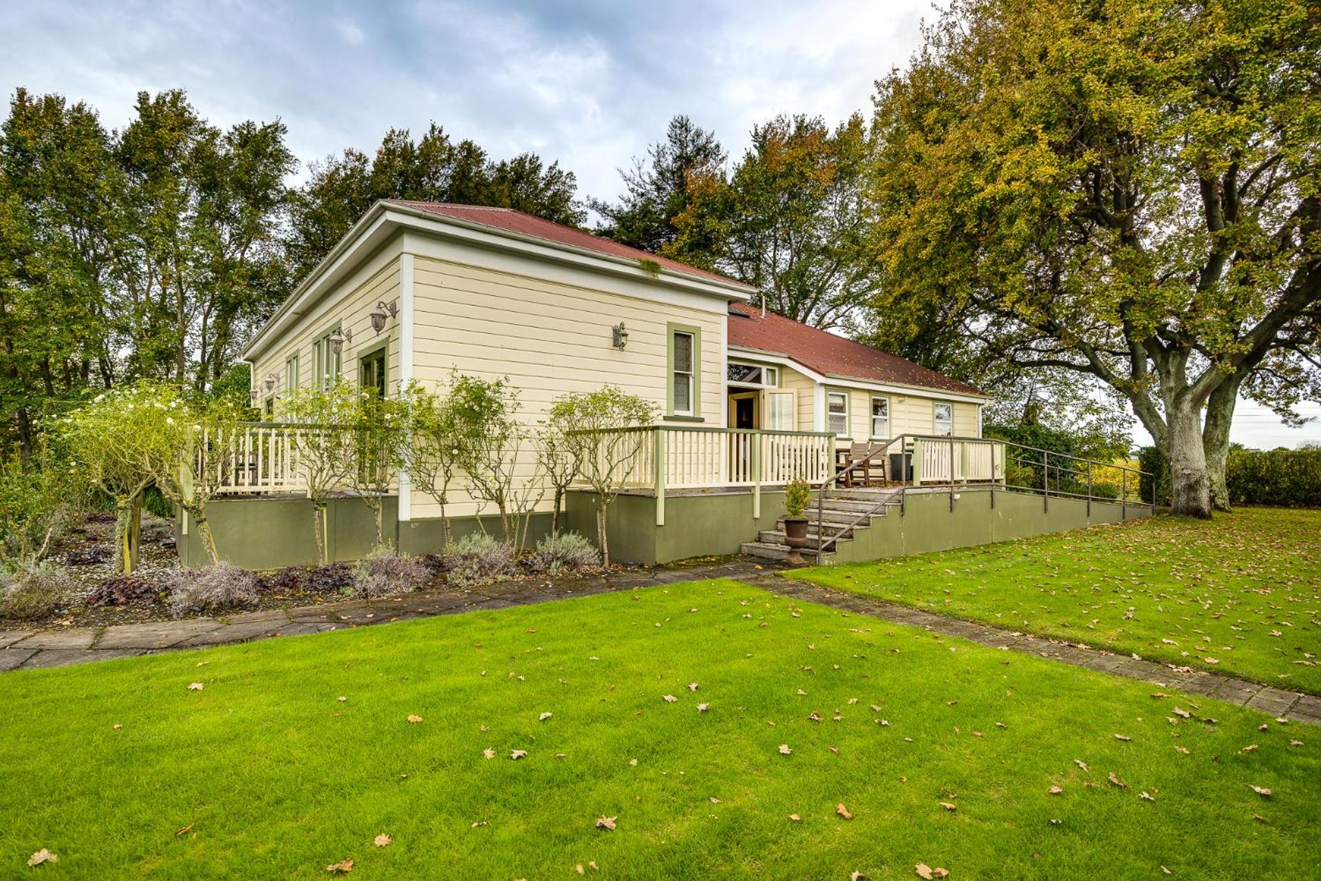 The Old Church Villa - Napier Holiday Home
