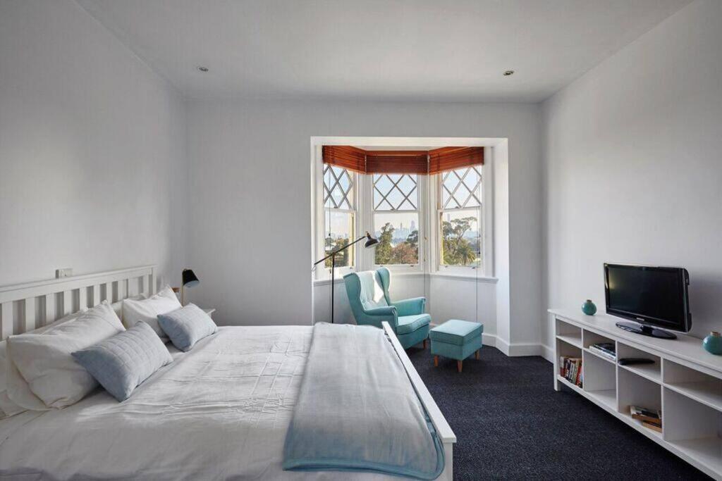 Large Two Bedroom Apartment with City Park and Bay views