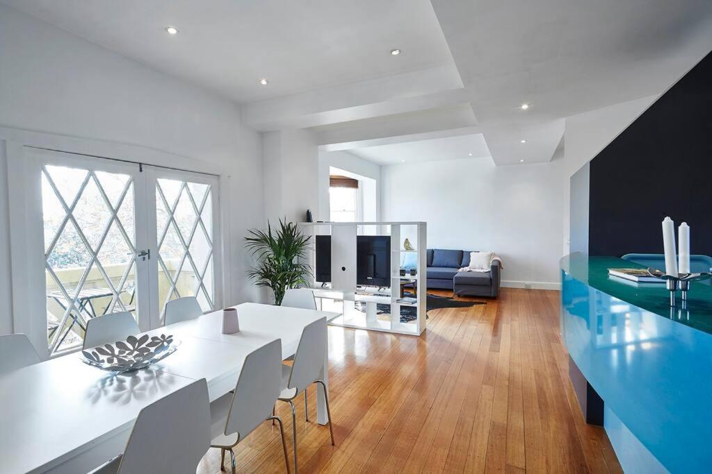 Large Two Bedroom Apartment with City Park and Bay views